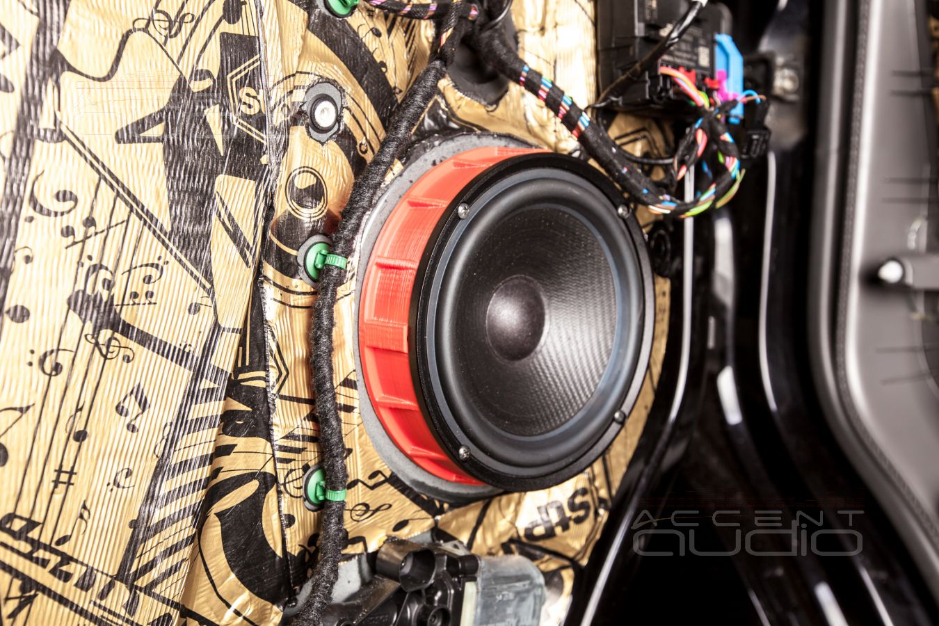 Особенности аудиоподготовки дверей Volkswagen Crafter и установка новых мидбасов SOAudio