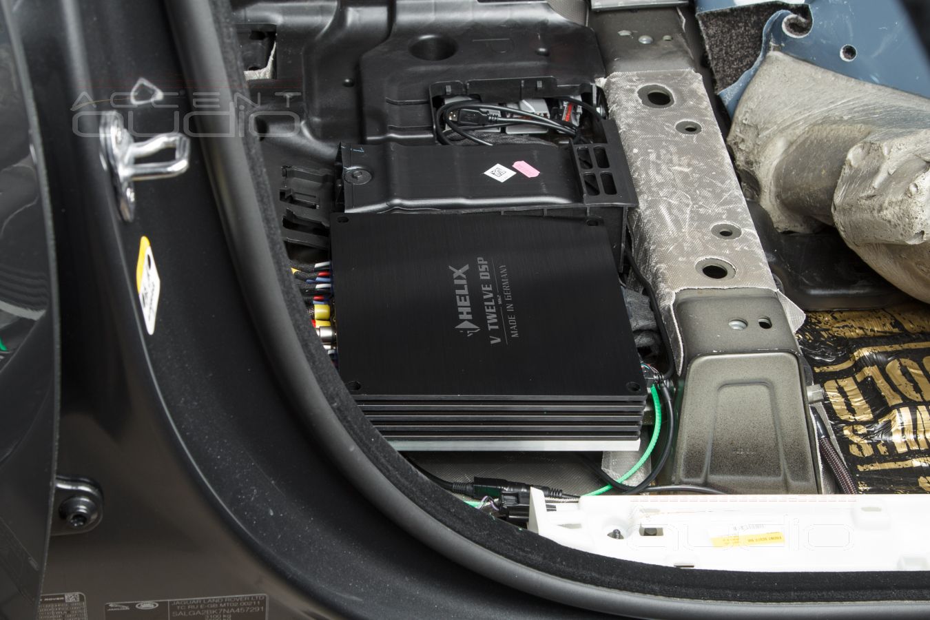 Установка ДВЕНАДЦАТИКАНАЛЬНОГО усилителя Helix VTwelve DSP MK2 в Range Rover