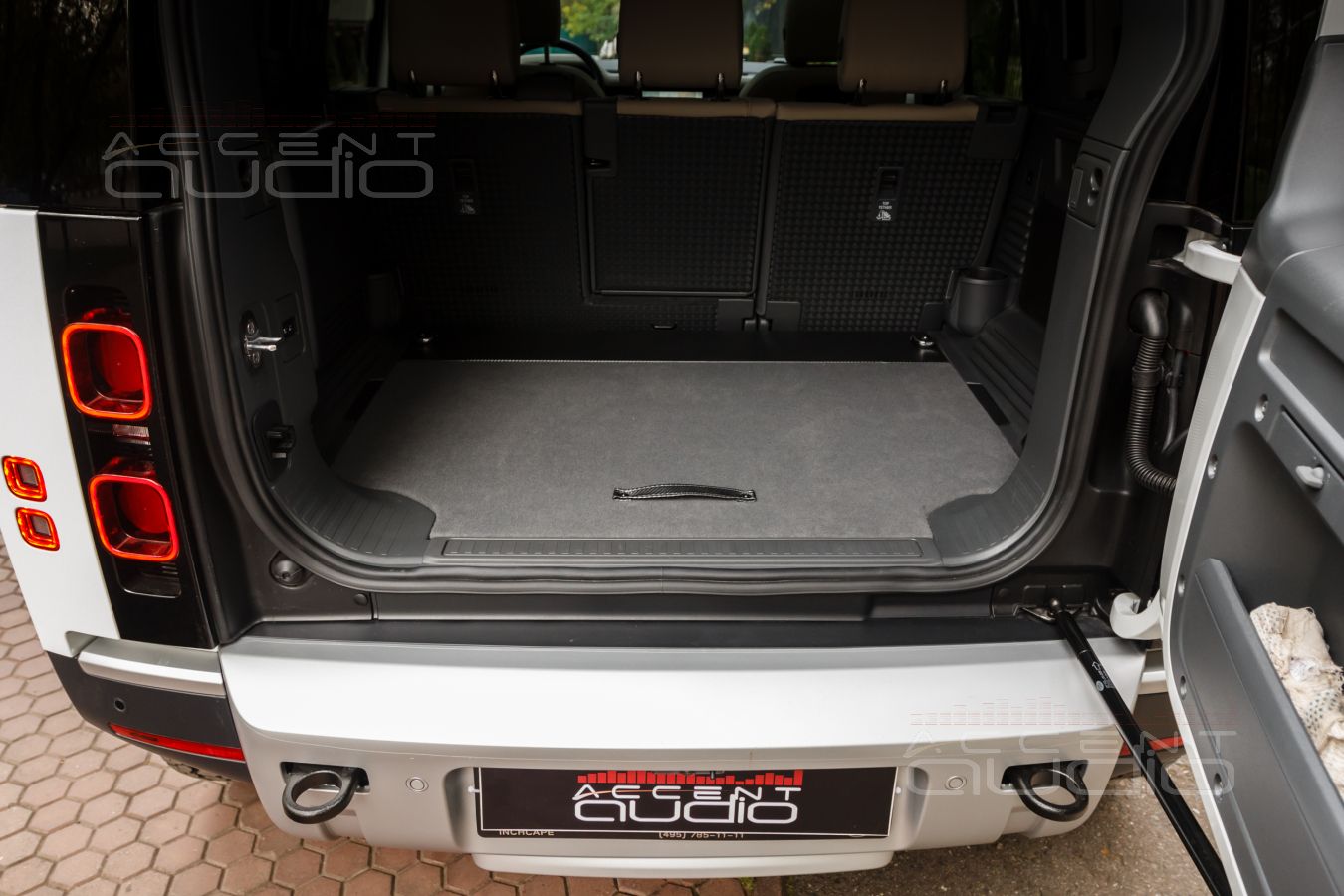 Новый, увеличенный багажный отсек и скрытый монтаж усилителя Helix PSix в Land Rover Defender