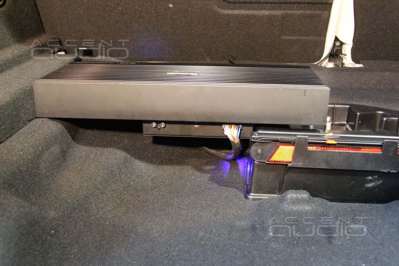 Установка усилителя и аудиопроцессора в Mercedes CLA