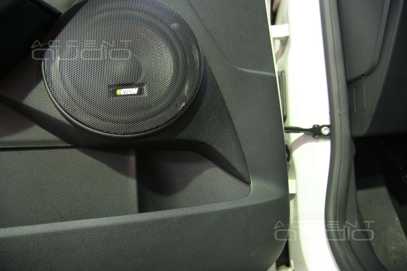 Установка мидбасов в Skoda Yeti 