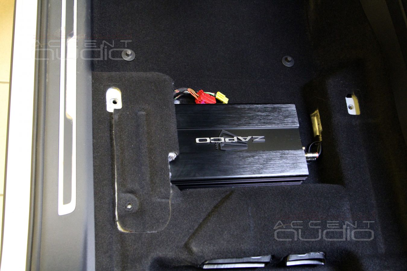 Установка сабвуферного усилителя в Volkswagen Tiguan2