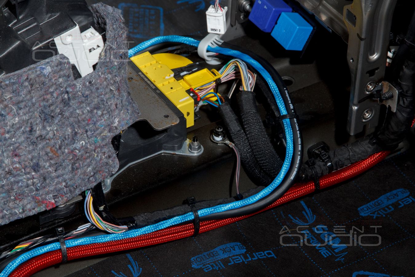 Установка компактного шестиканального усилителя Helix в Smart Fortwo