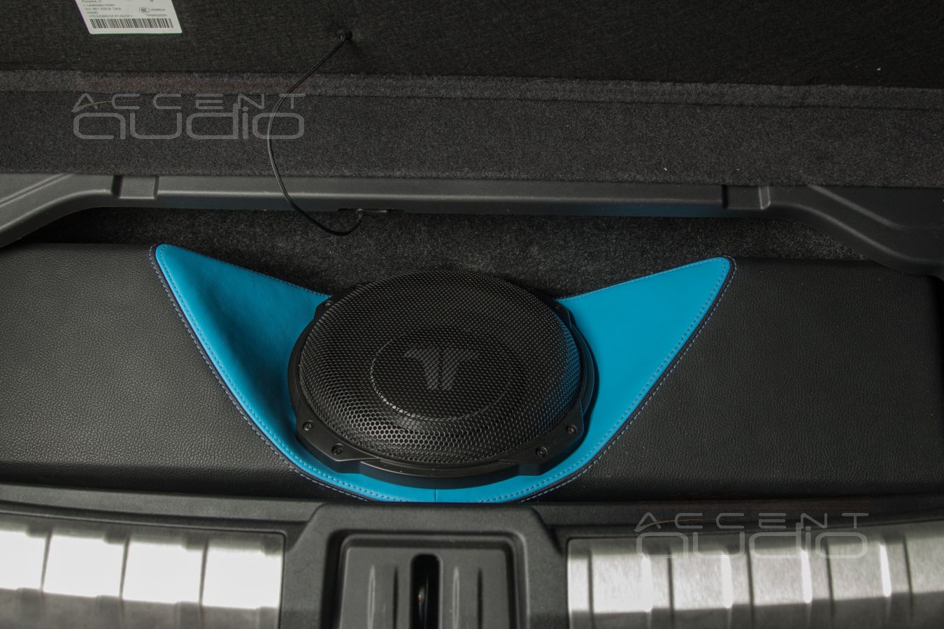 Знаменитый американский саб JLAudio TW3 в Porsche Taycan Turbo S – скрыто, но красиво