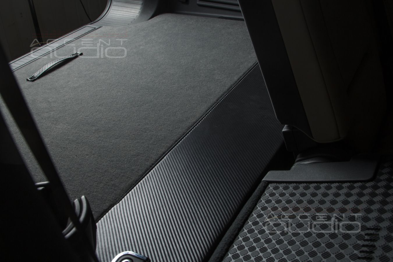 Новый, увеличенный багажный отсек и скрытый монтаж усилителя Helix PSix в Land Rover Defender