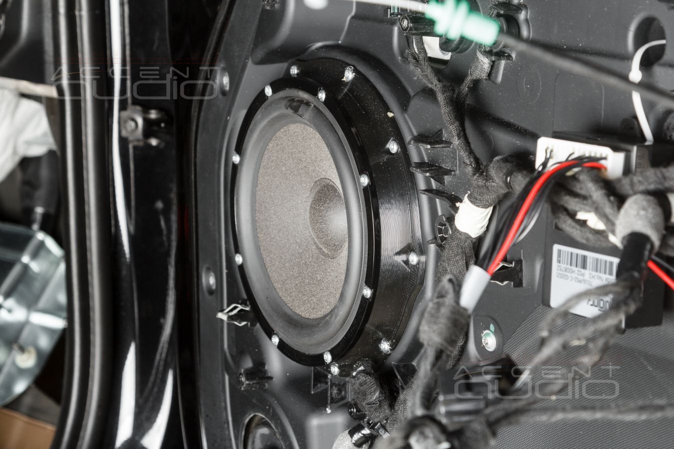 Аудиоподготовка дверей и установка мидбасовых динамиков Brax ML6D в LandRover Defender