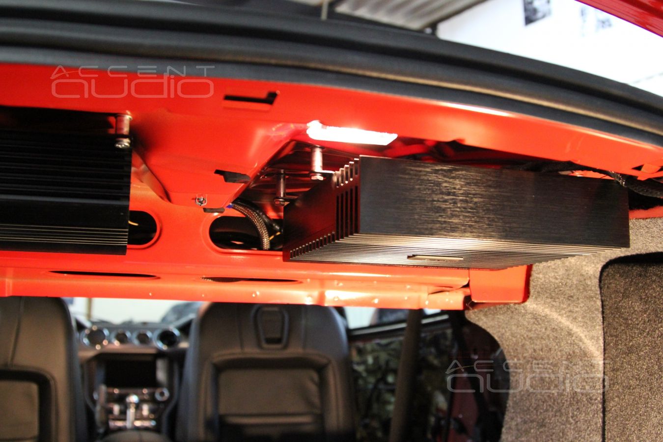 Процесс установки новой акустической системы Ford Mustang