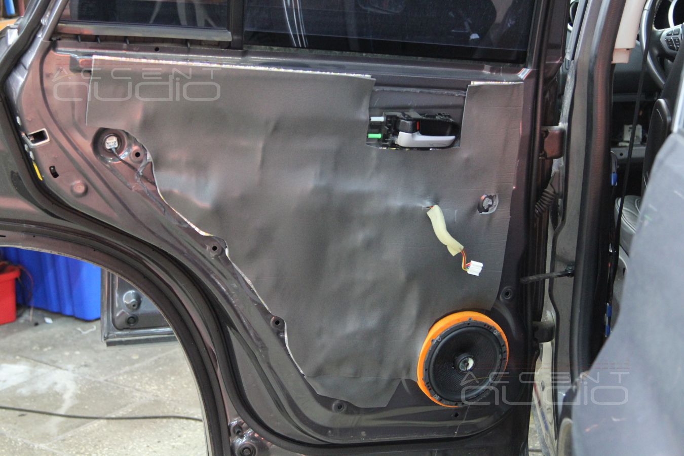 Шумоизоляция дверей и установка акустики в Suzuki Grand Vitara