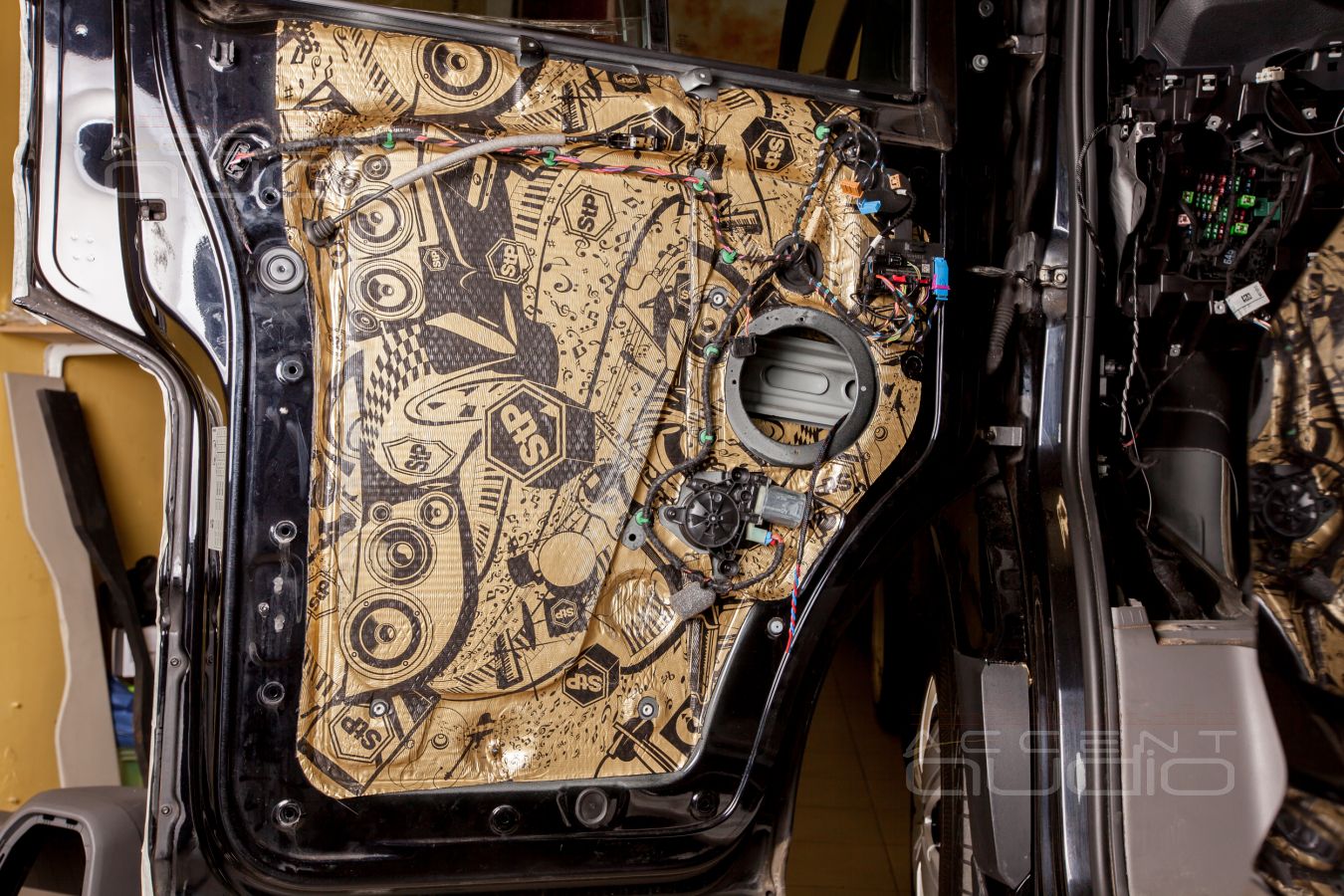 Особенности аудиоподготовки дверей Volkswagen Crafter и установка новых мидбасов SOAudio