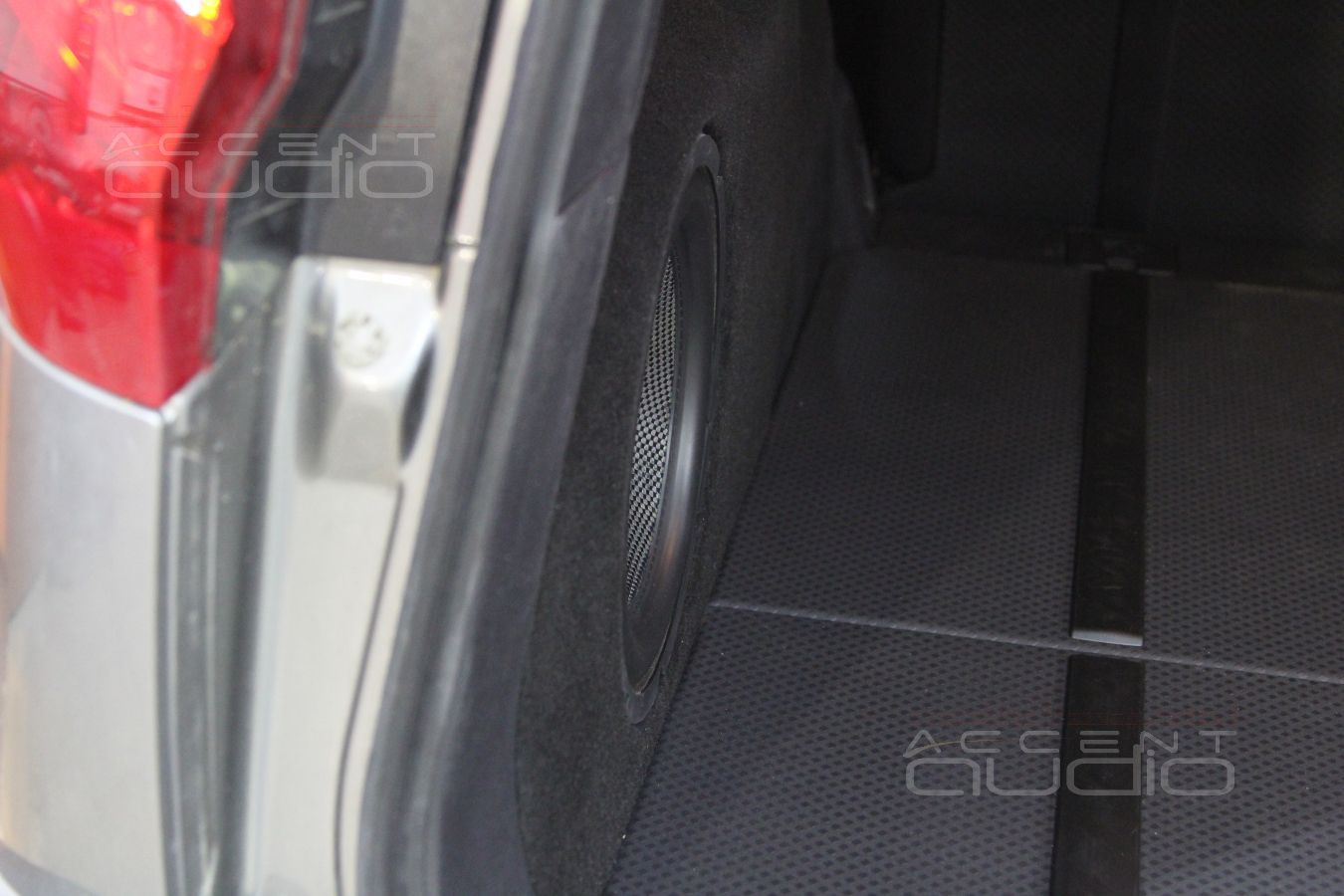 Встроенный сабвуфер стелс с Nissan X-Trail