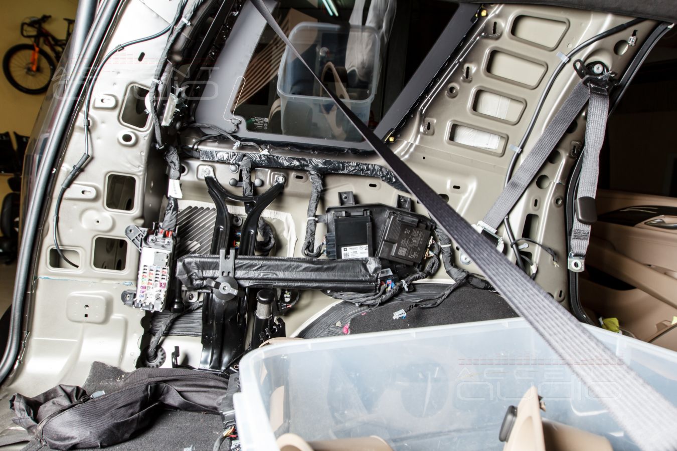 Действительно сложно, действительно сабвуфер, действительно полная интеграция: Dego в Escalade