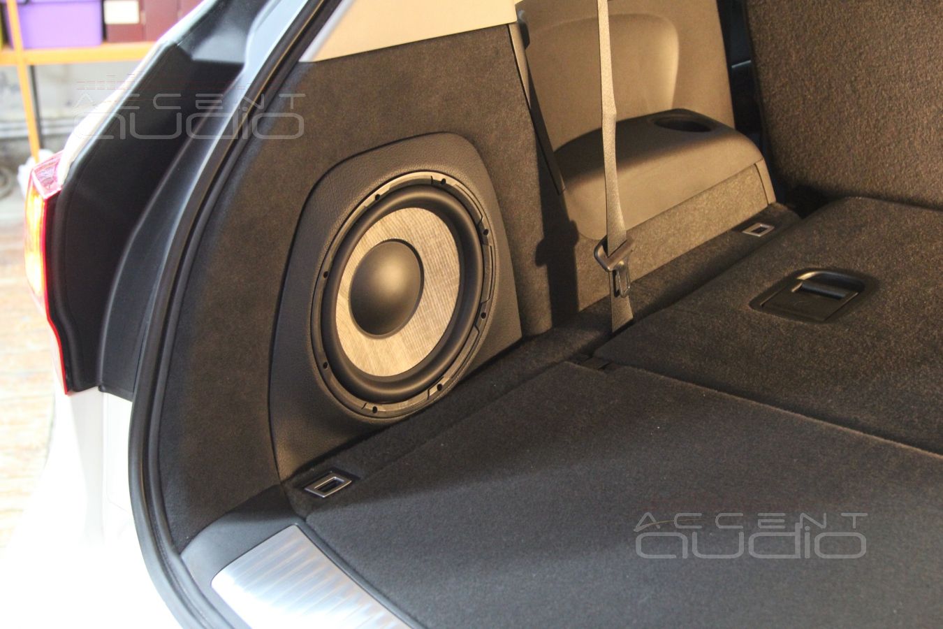 Сабвуфер Focal, встроенный в крыло Acura MDX