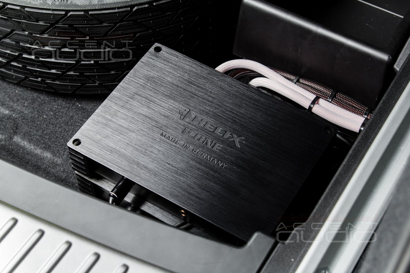 Установка усилителей Helix в Porsche Cayenne