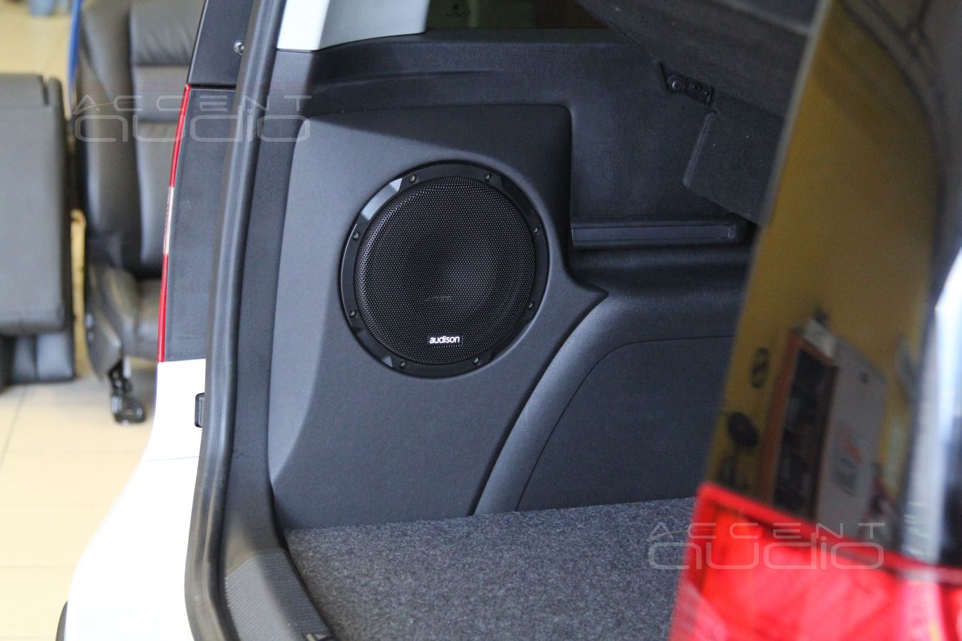 Сабвуфер-стелс для Skoda Yeti