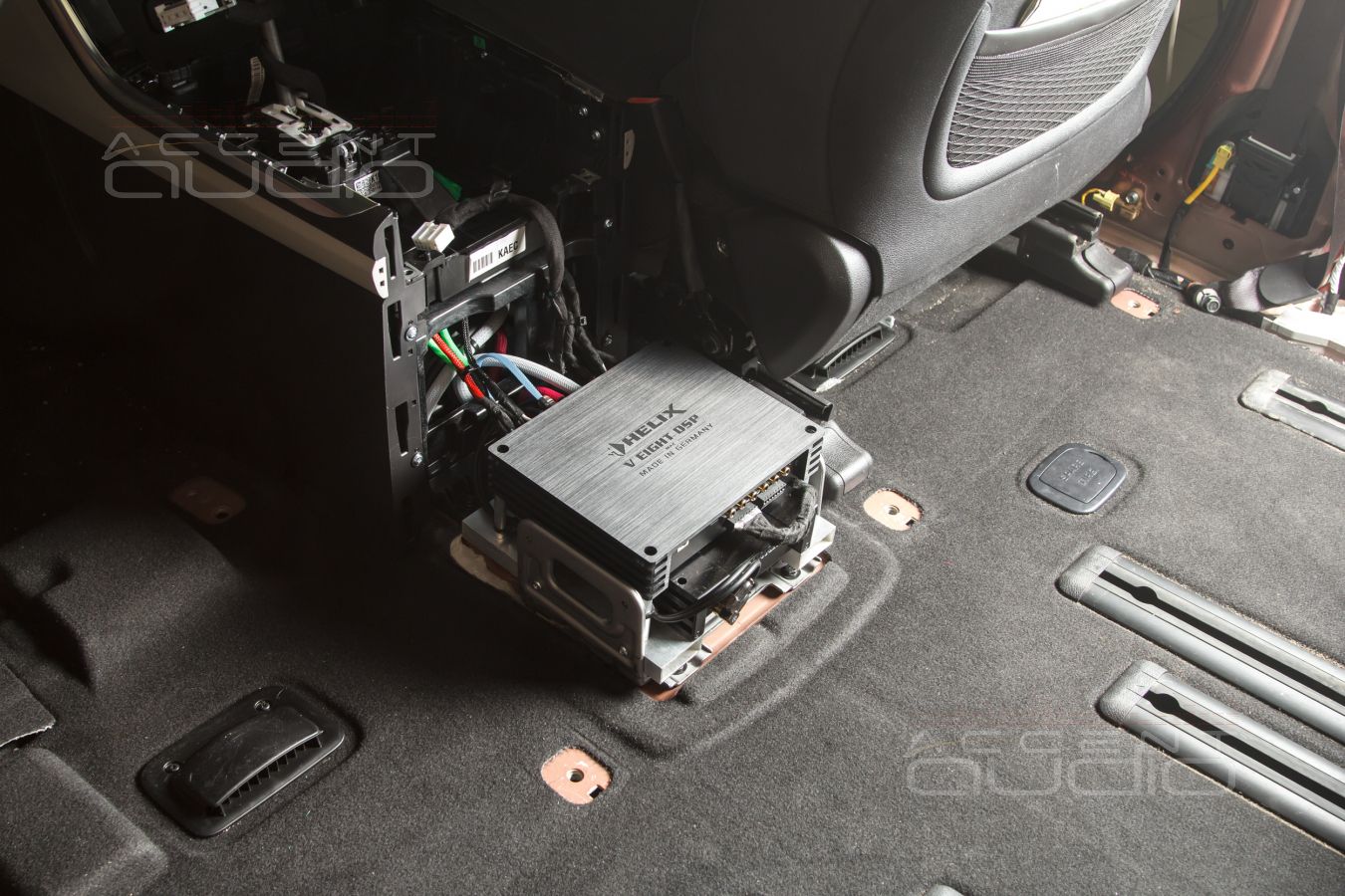 Скрытый, штатный монтаж двух усилителей в Kia Carnival