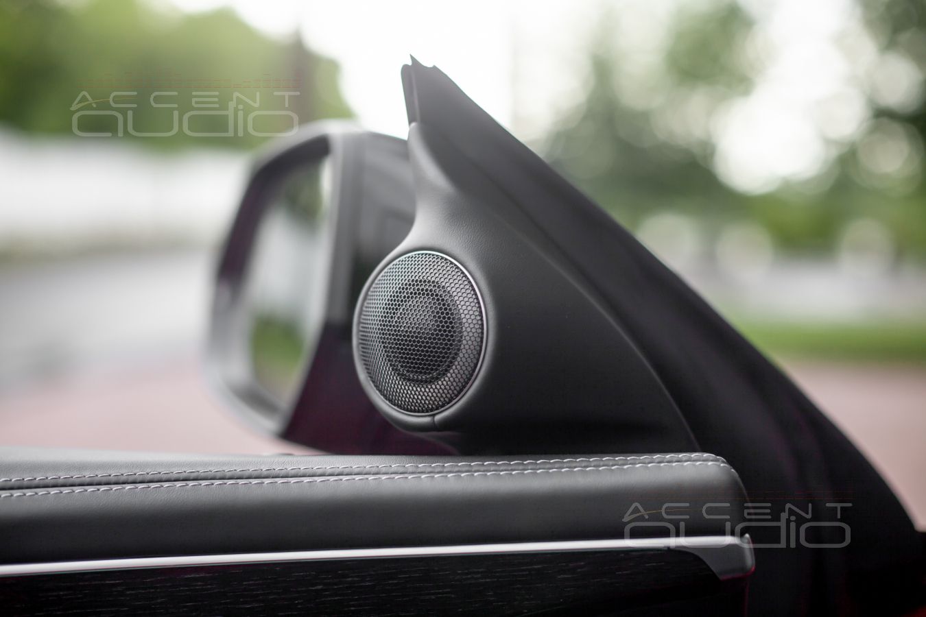Правильное размещение высокочастотных динамиков в Audi Q8: подиумы под Brax NOX 28