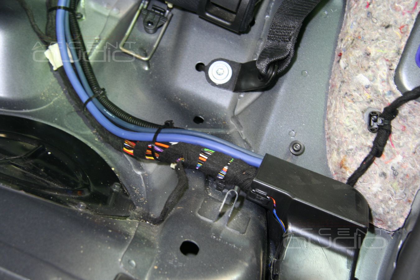 Прокладка силовой и акустической проводки, коммутация