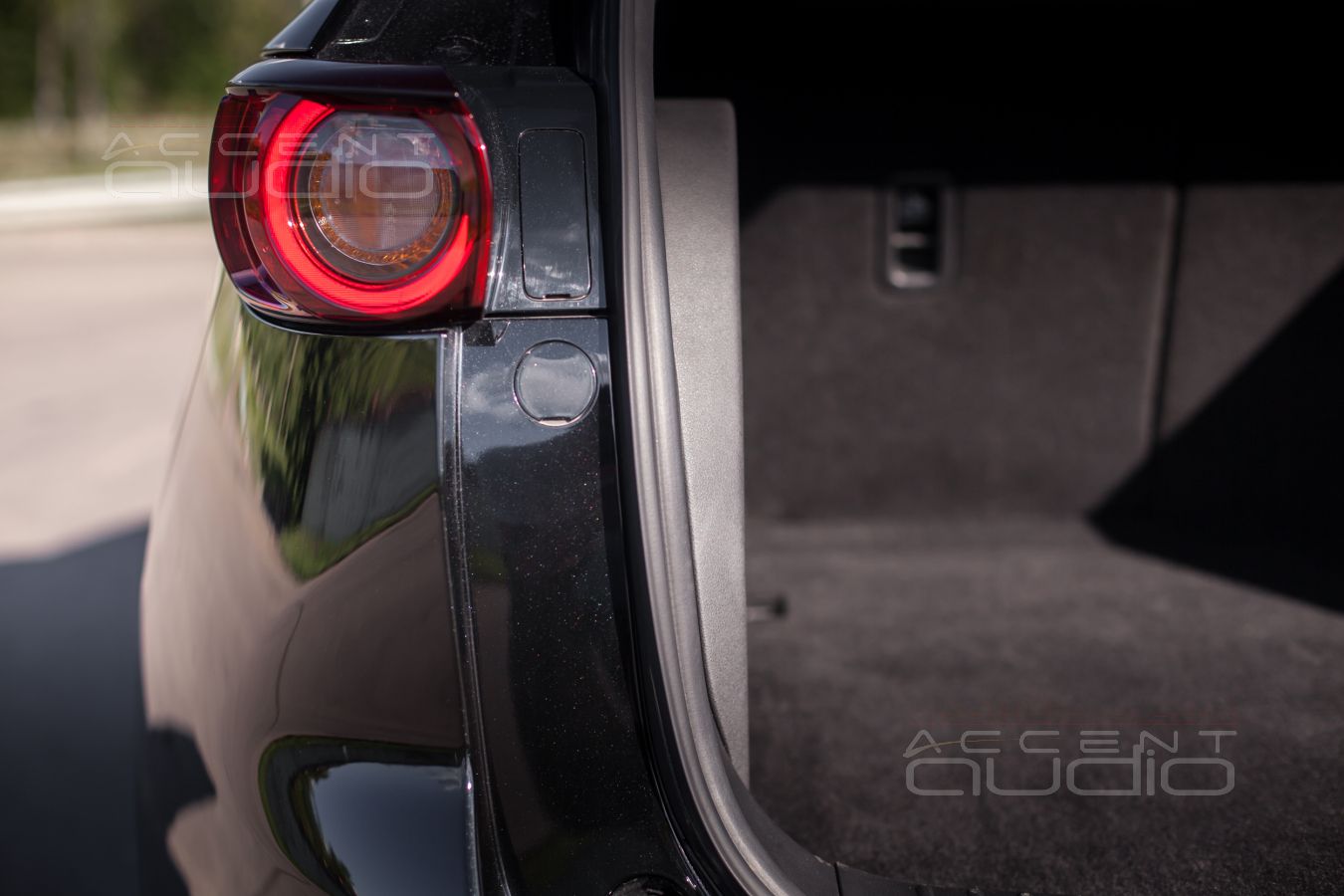Сабвуфер-стелс с головкой JLAudio 10TW3-D4 для Mazda CX5