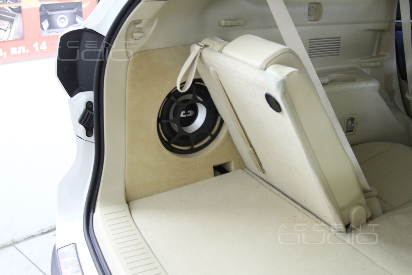 Встроенный сабвуфер в Toyota Highlander 2015 не мешает 3 ряду сидений