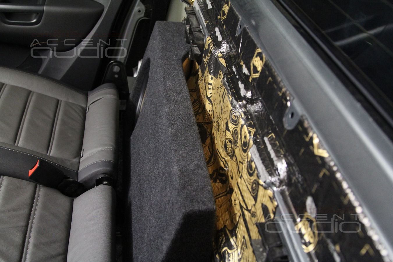 Сабвуфер-стелс для VW Amarok: Focal P25FS в корпусе SuperSlim