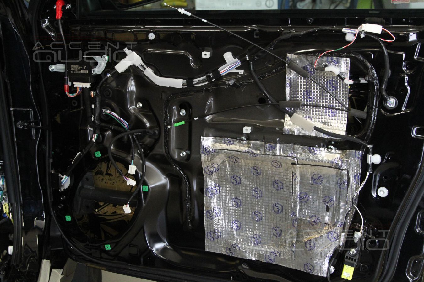 Для установки новой акустики в Toyota Land Cruiser Prado 150 требуется