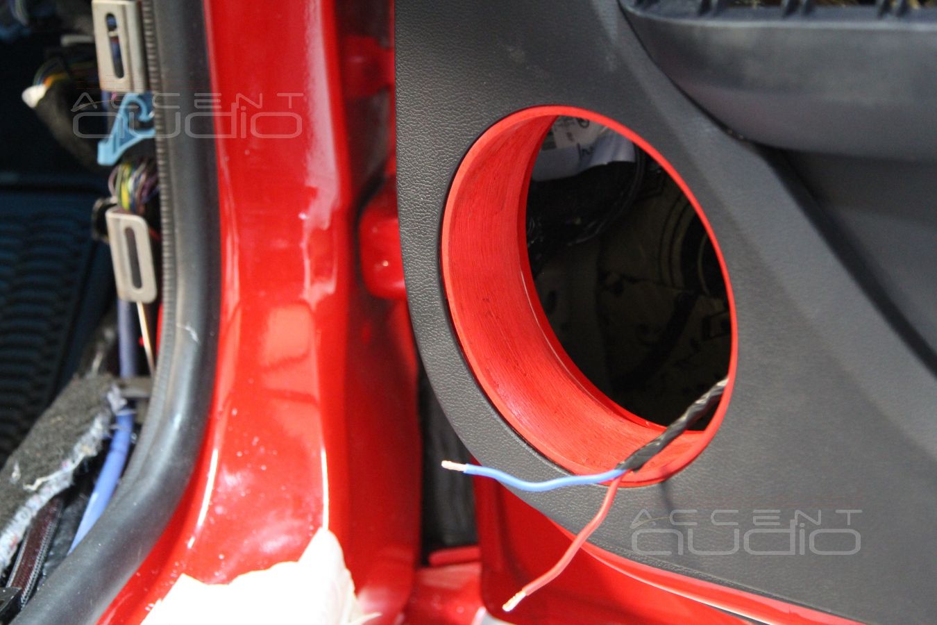 Процесс установки новой акустической системы Ford Mustang