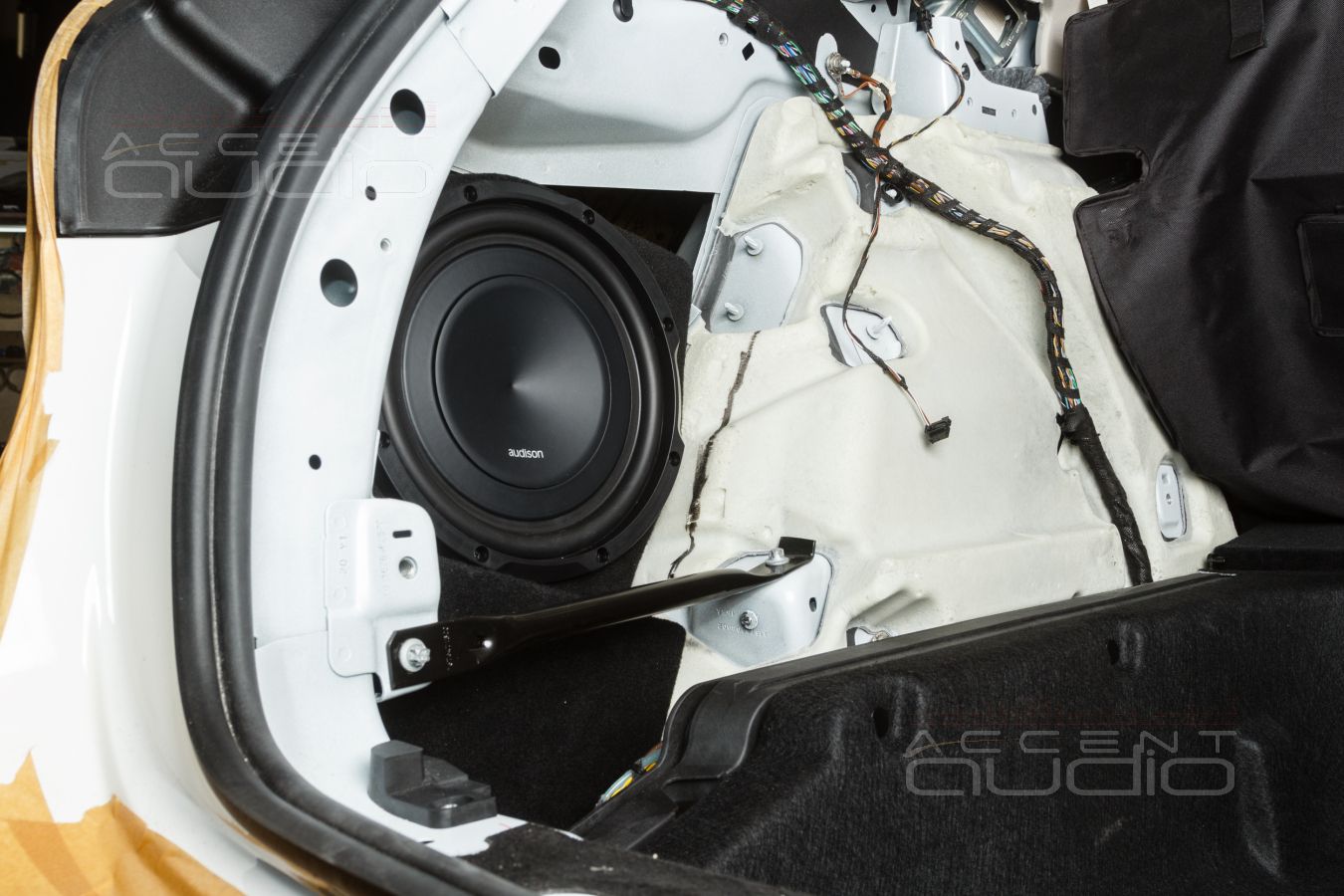 Интеграция полноценного сабвуфера в новый Mercedes-Benz GLE – штатно!