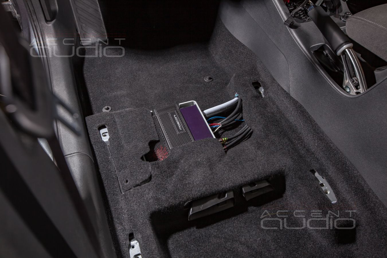 Установка усилителя и аудиопроцессора в Skoda Octavia – почти штатно.