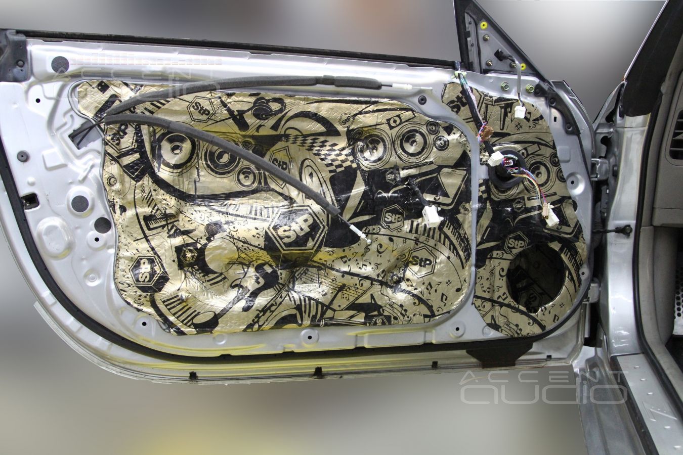 Установка акустики Focal Performance в Nissan 350Z