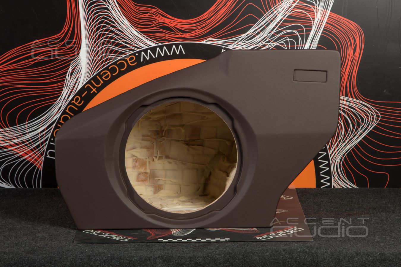 Стильный, адский, трясущий – сабвуфер-стелс JLAudio TW3 для Porsche Panamera