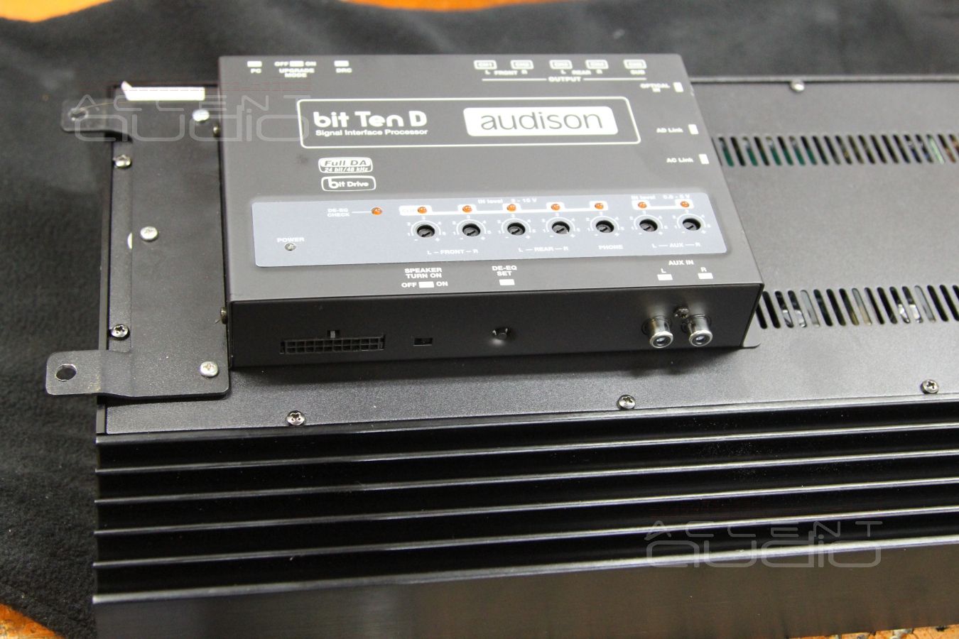 Установка усилителя и аудиопроцессора в Volvo XC70