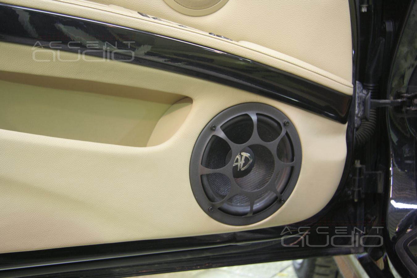 Новый дизайн обшивок и новый мидбас на новом месте