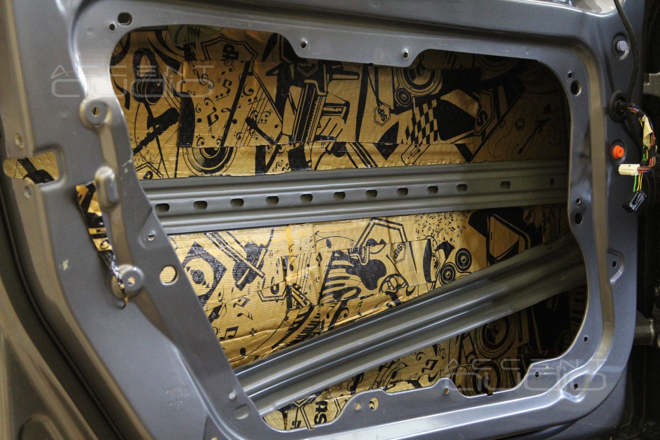 Аудиоподготовка дверей и установка акустики в Mercedes-Benz GLA