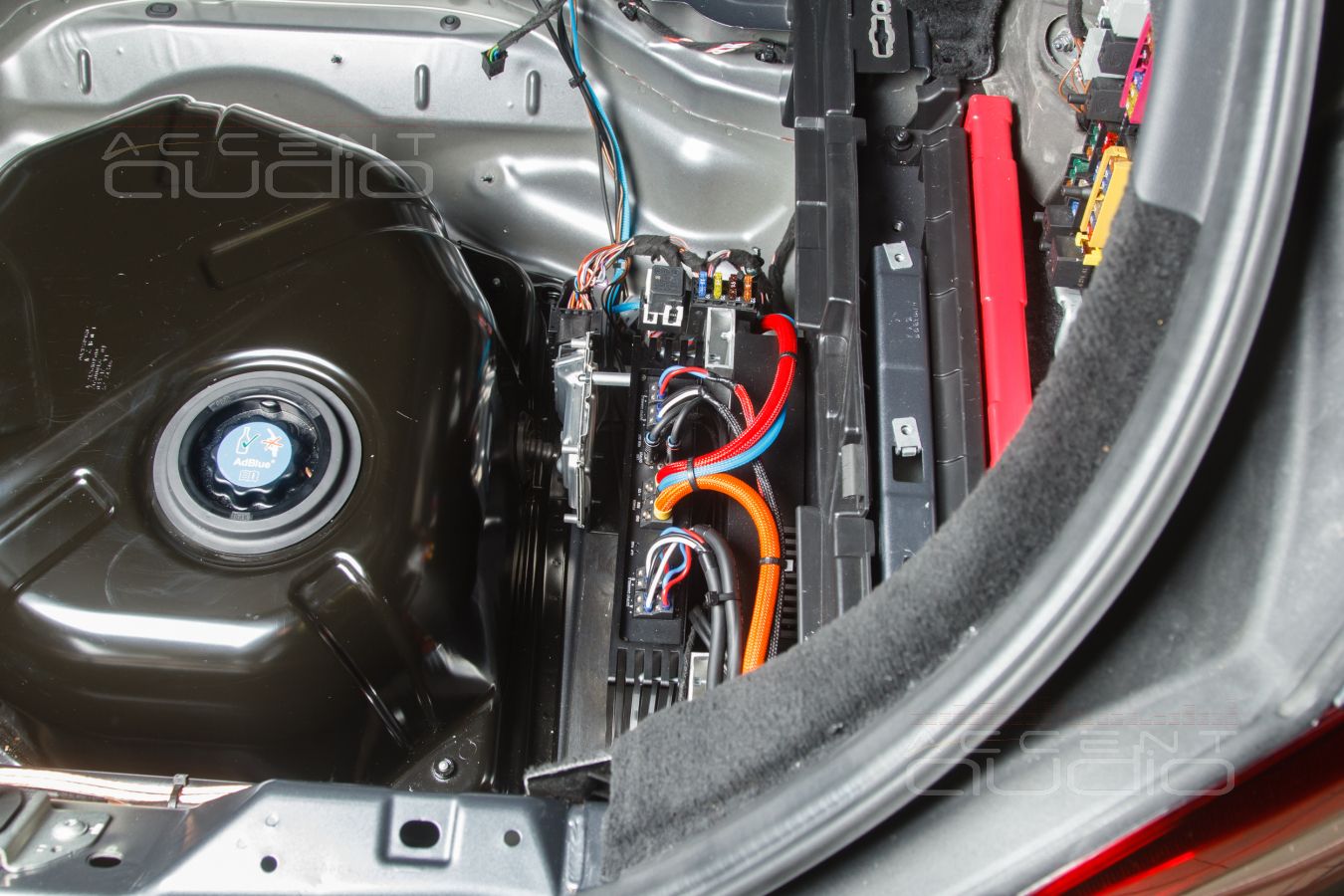 Хитро-штатно-скрытый-оригинальный монтаж усилителей в Mercedes CLS