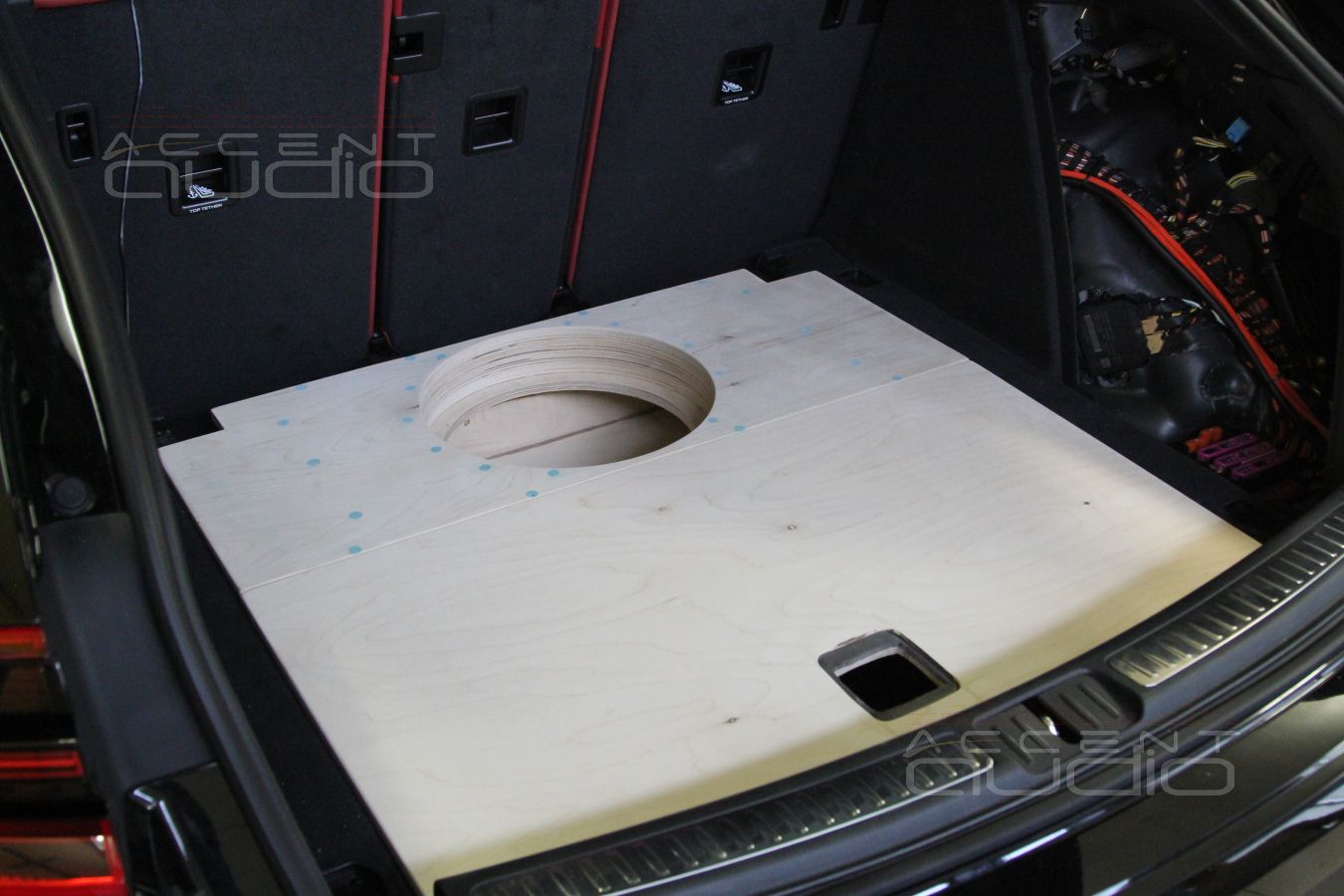 Установка сабвуфера JLAudio 12TW3-D4 в Porsche Macan