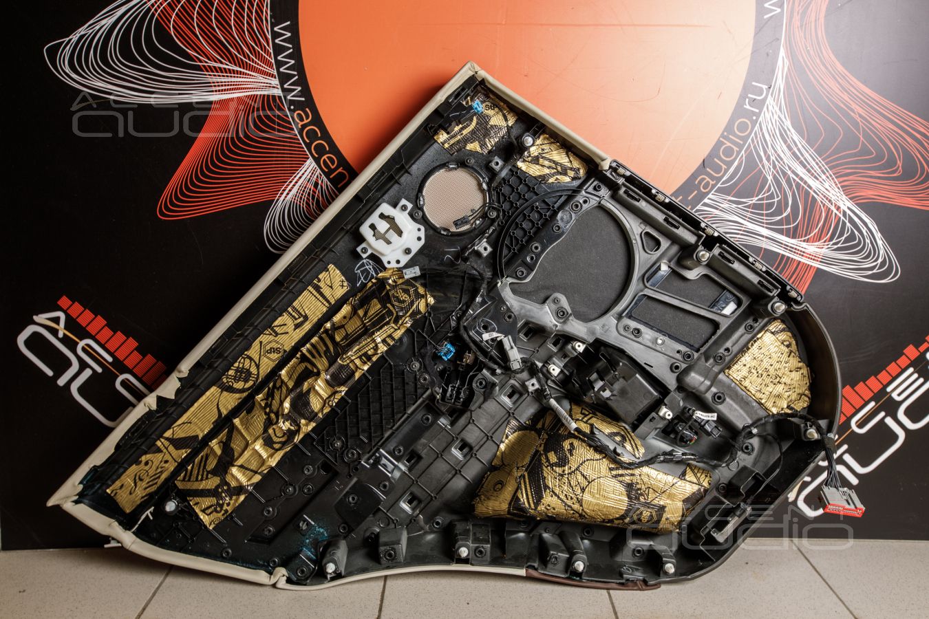 Аудиоподготовка задних дверей RangeRover и установка акустики Morel