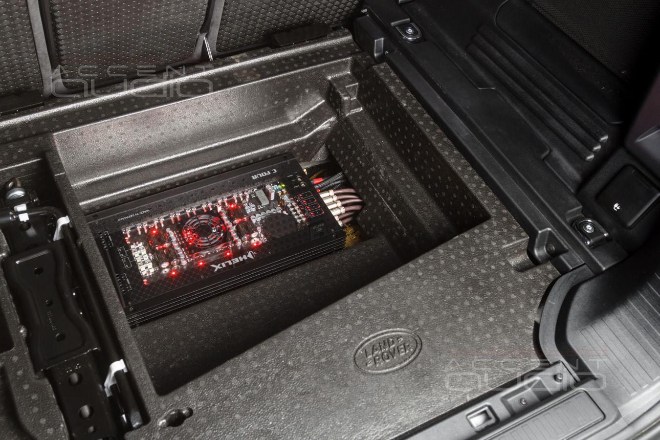 Скрытый монтаж лучших немецких усилителей и аудиопроцессора Helix в LandRover Defender