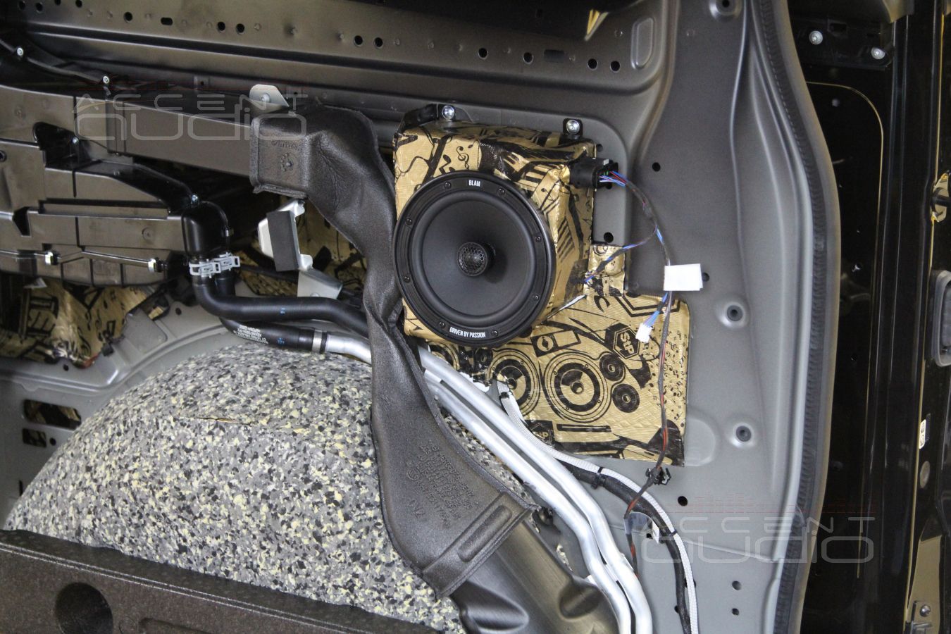 Тыловая акустика в Vito