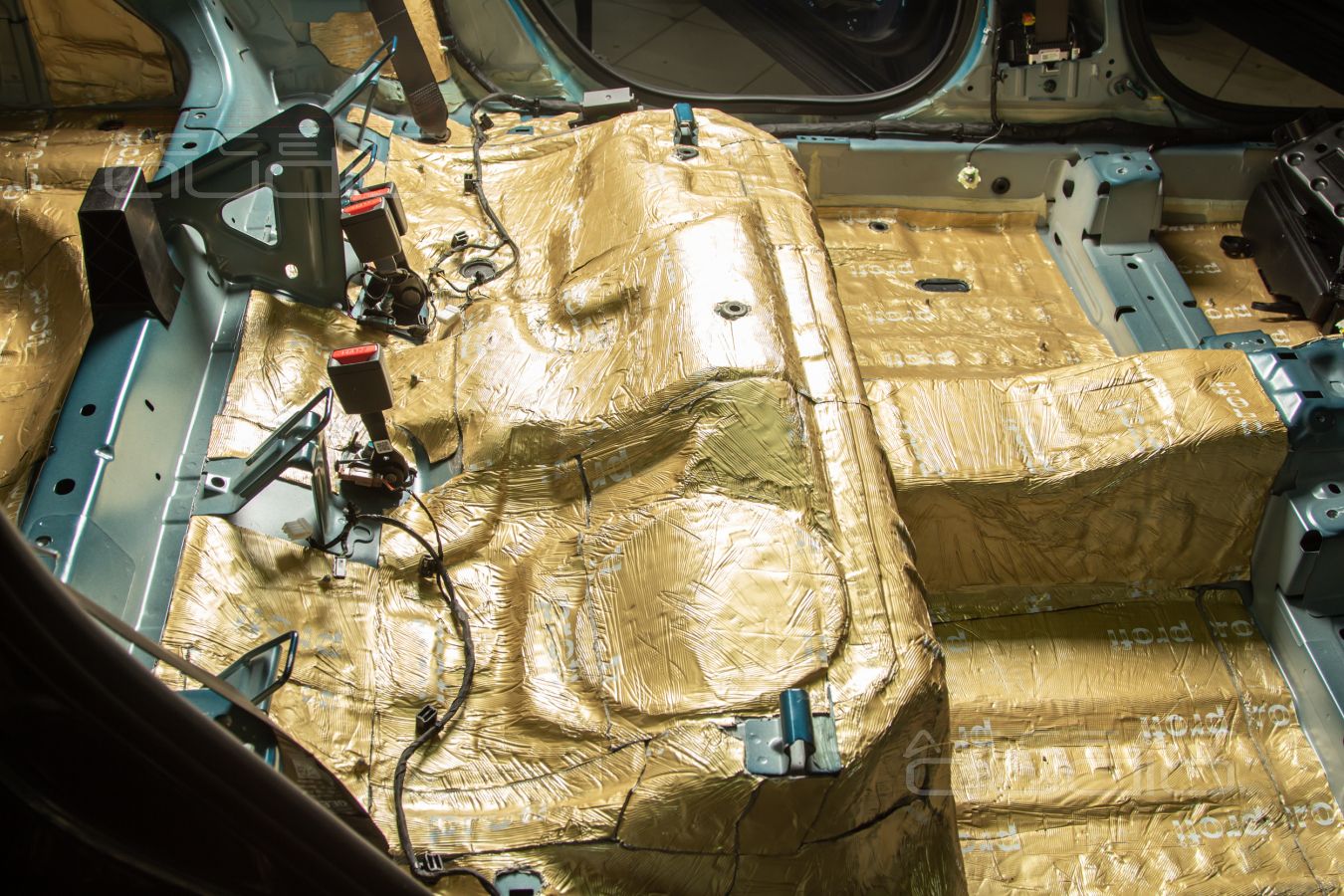 Шумоизоляция Geely Monjaro: первый слой - самый важный !