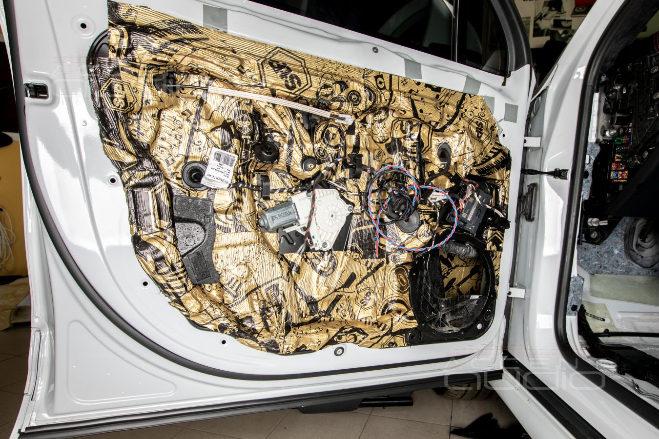 Аудиоподготовка дверей и установка мидбасов ScanSpeak 18W в Porsche Cayenne