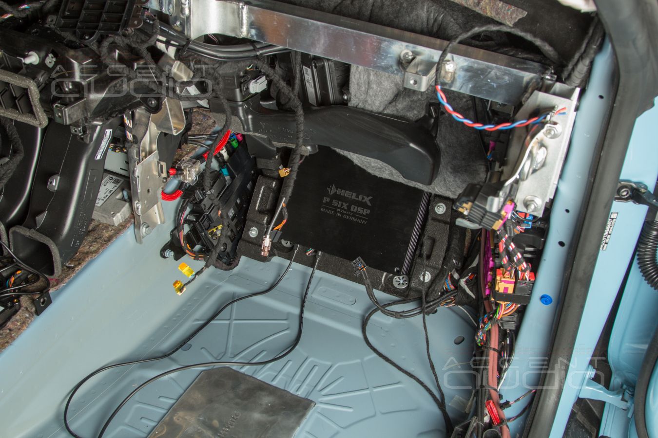 Заводской монтаж процессорного усилителя Helix в Porsche Taycan Turbo S