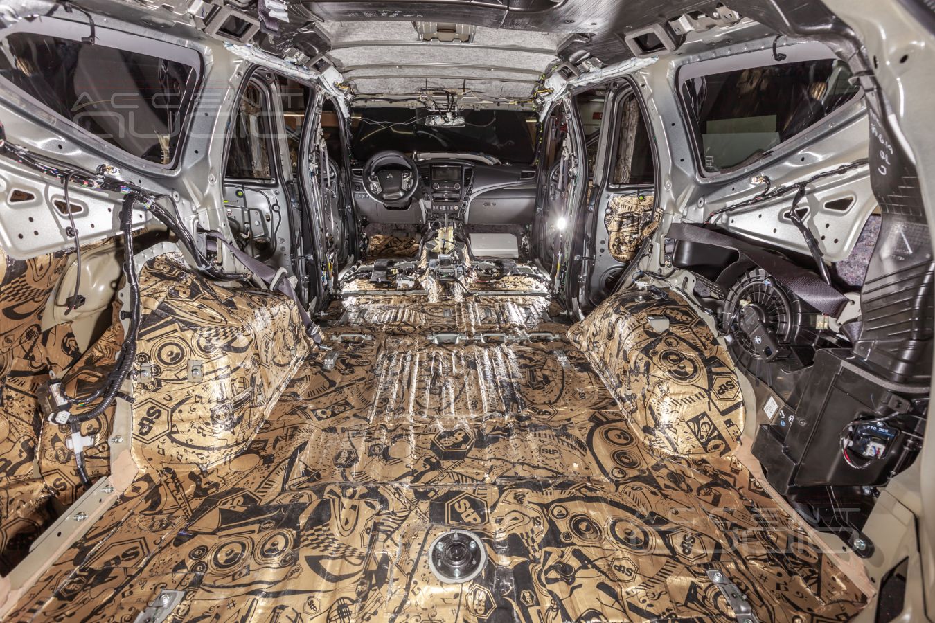 Шумоизоляция – обязательная процедура для Mitsubishi Pajero Sport