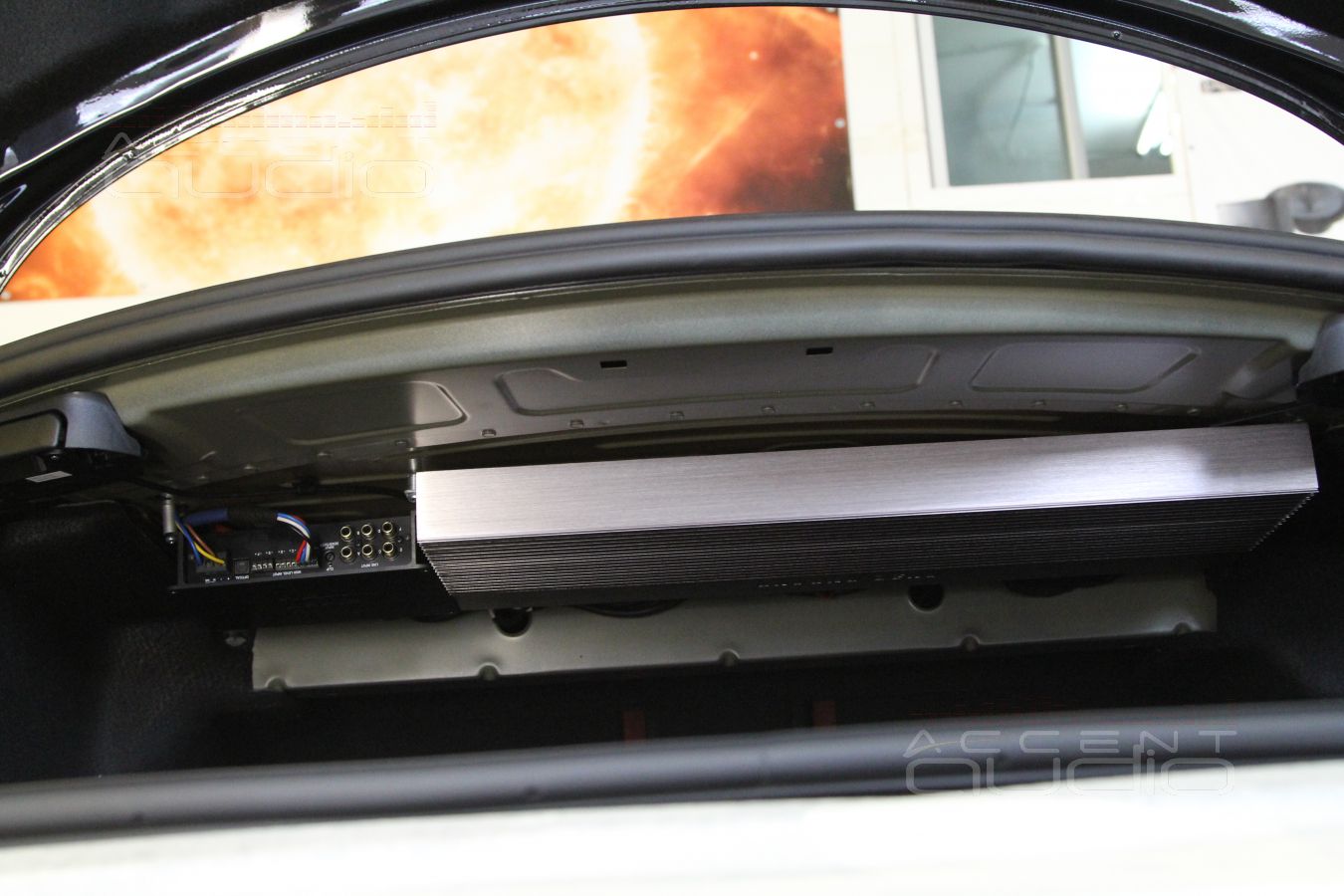 Установка аудиопроцессора и усилителя в Mercedes-Benz C200