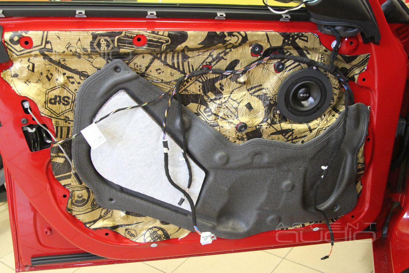 Простая установка среднечастотных динамиков E.O.S MD-75 в двери BMW 118i