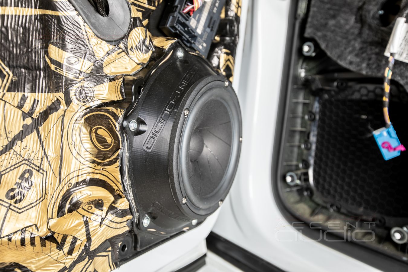 Комплект из двух подиумов для установки 180 мм мидбасовых излучателей в Porsche Cayenne 2014-2018.