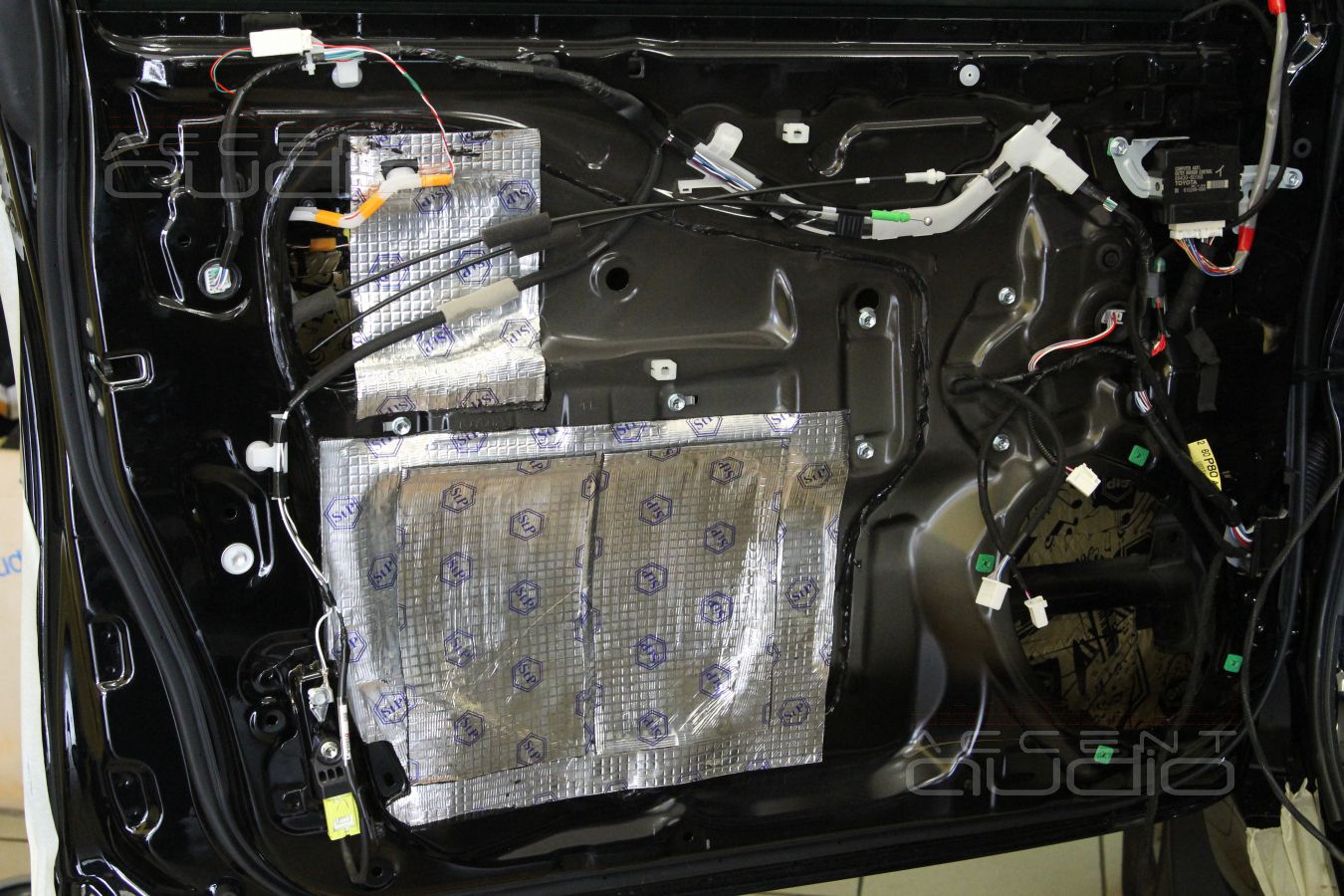 Для установки новой акустики в Toyota Land Cruiser Prado 150 требуется