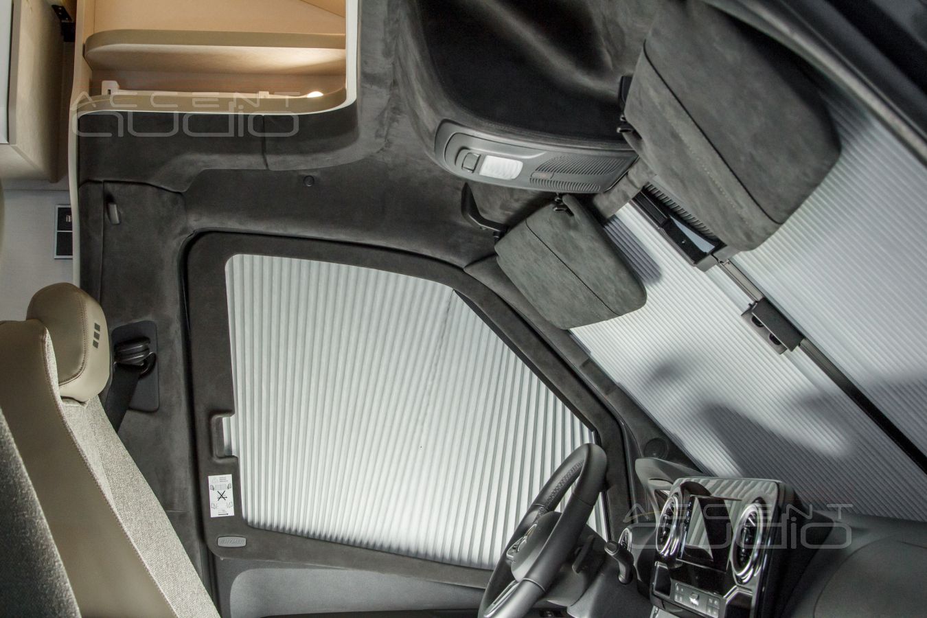 Новый, цельный и строгий дизайн кабины и подиумы под СЧ-ВЧ звено Brax