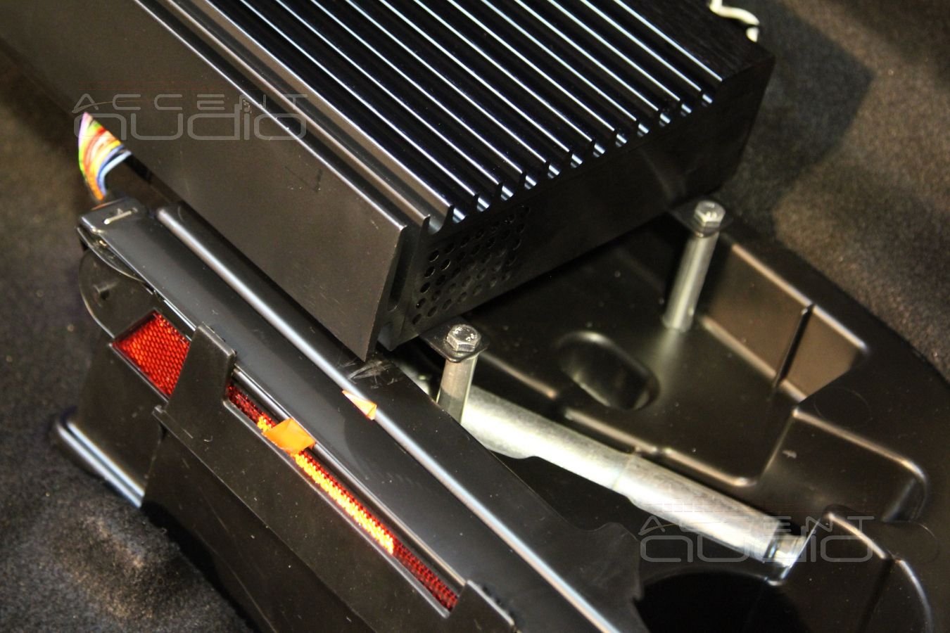 Установка усилителя и аудиопроцессора в Mercedes CLA