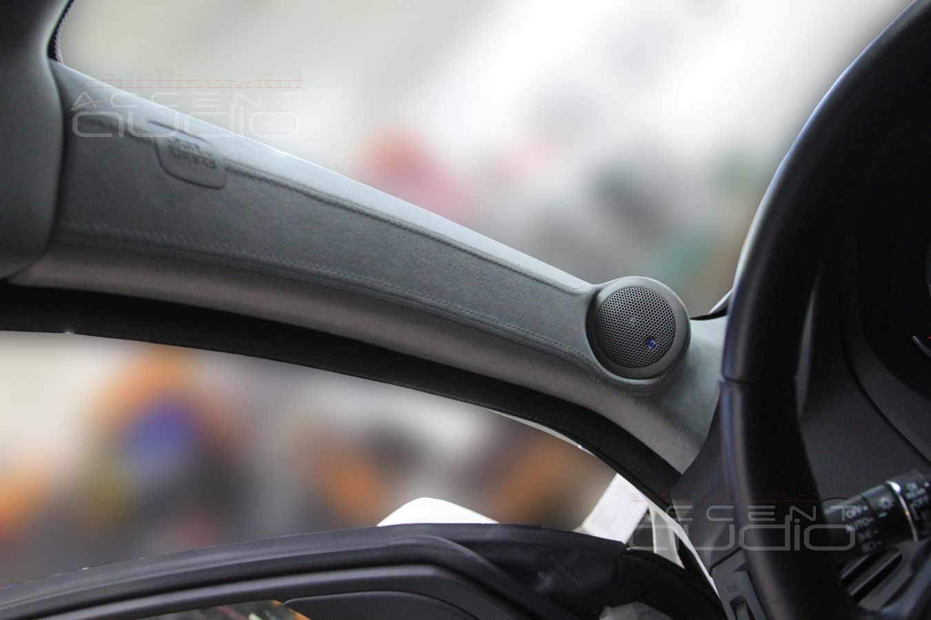 Установка CDT Audio ES-02al в Acura MDX: подиумы на стойках лобового стекла