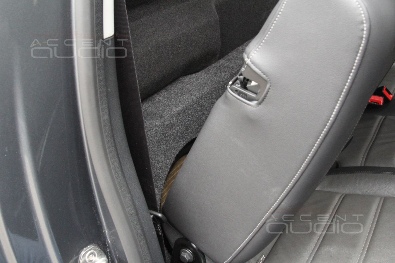 Сабвуфер-стелс для VW Amarok: Focal P25FS в корпусе SuperSlim